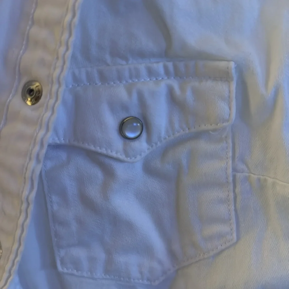 Levi’s long sleeve women’s white pearl button down shirt - Picture 4 of 6